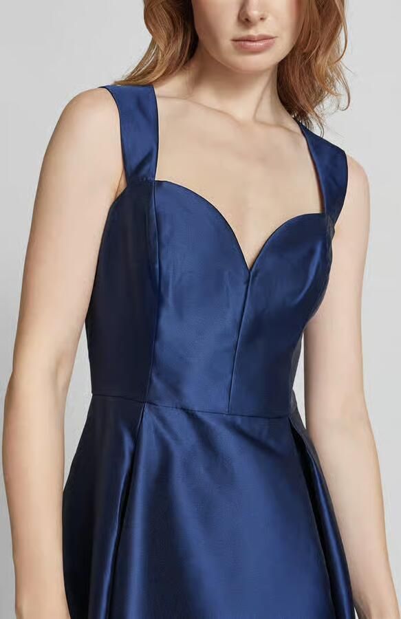 Adrianna Papell Avondjurk met cut-out aan de achterkant