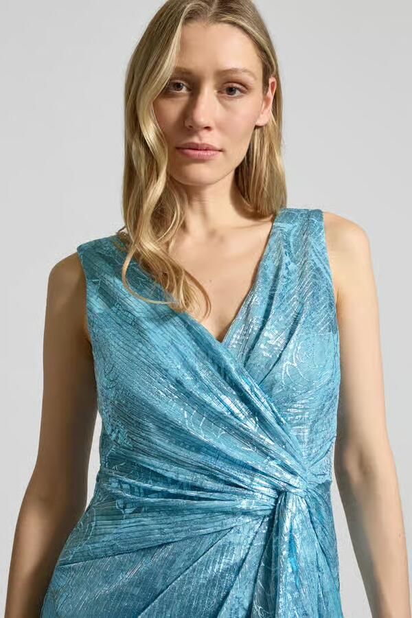 Adrianna Papell Avondjurk met knoopdetail en V-hals