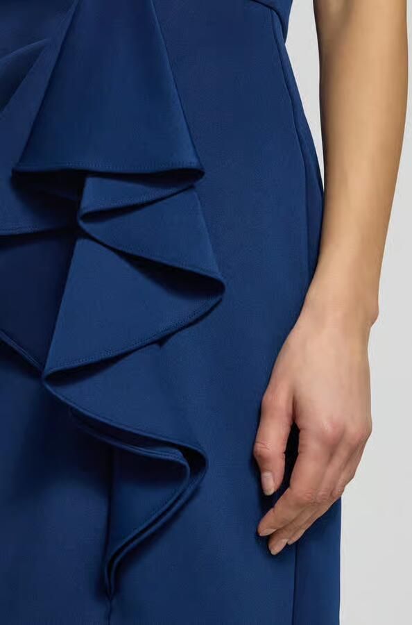Adrianna Papell cocktailjurk met ronde hals en volants