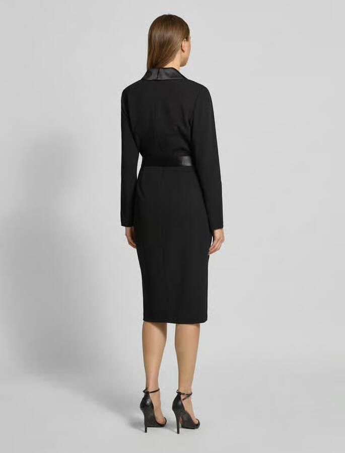 Adrianna Papell Knielange cocktailjurk in wikkellook