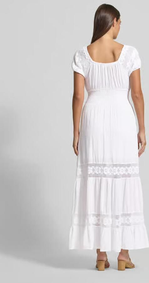Apricot midi-jurk met smokdetails en ronde hals