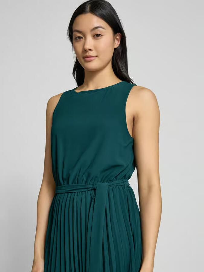 Apricot midi-jurk met plissévouwen en strikceintuur
