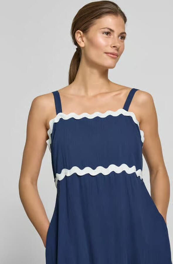 Apricot midi-jurk met vierkante hals en golvende zoom