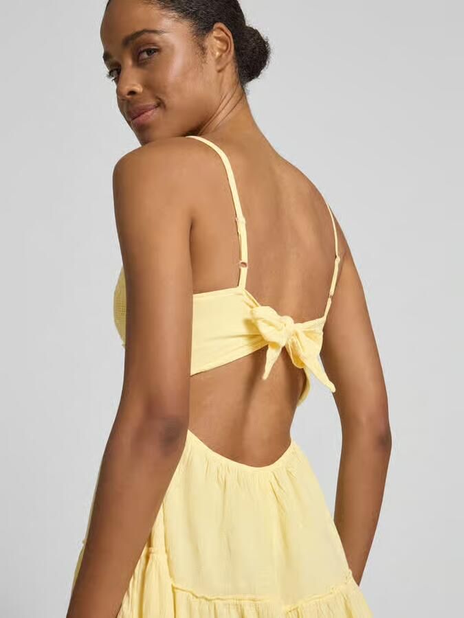 Apricot mini-jurk met cut-out op de rug