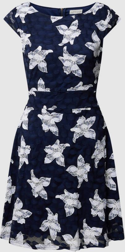 Apricot Knielange jurk met etskanteffect