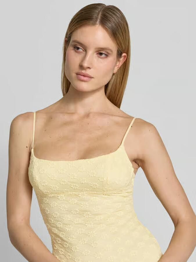 Bardot slim fit midi-jurk met all-over kant met bloemenmotief