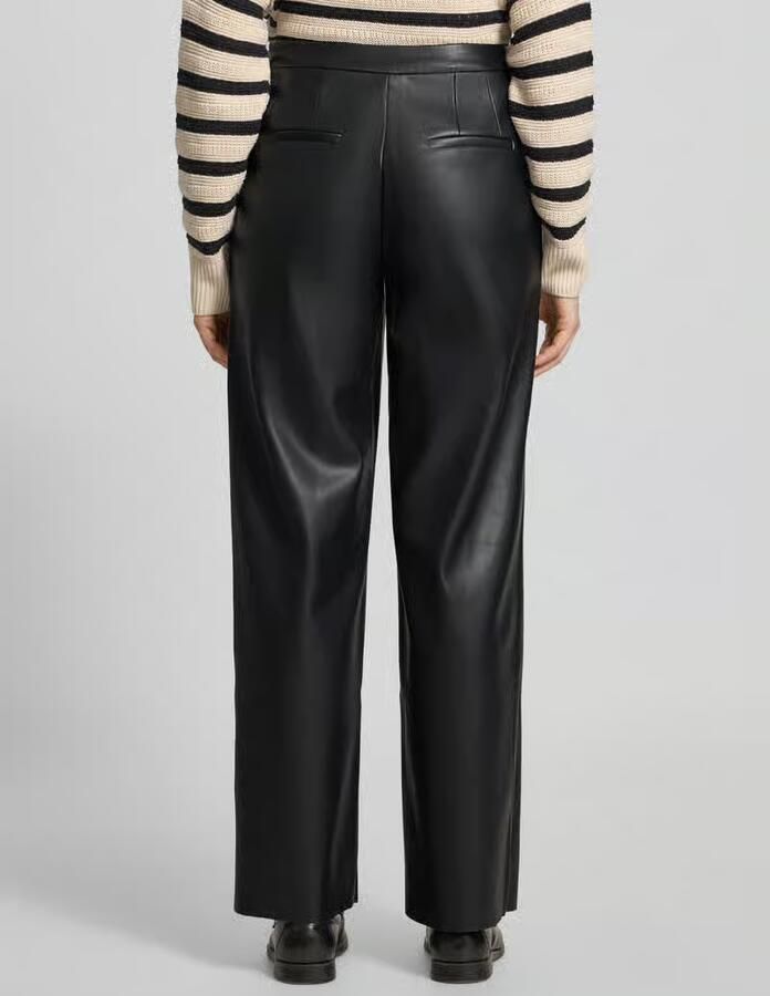 Betty Barclay Broek in leerlook met paspelzakken aan de achterkant