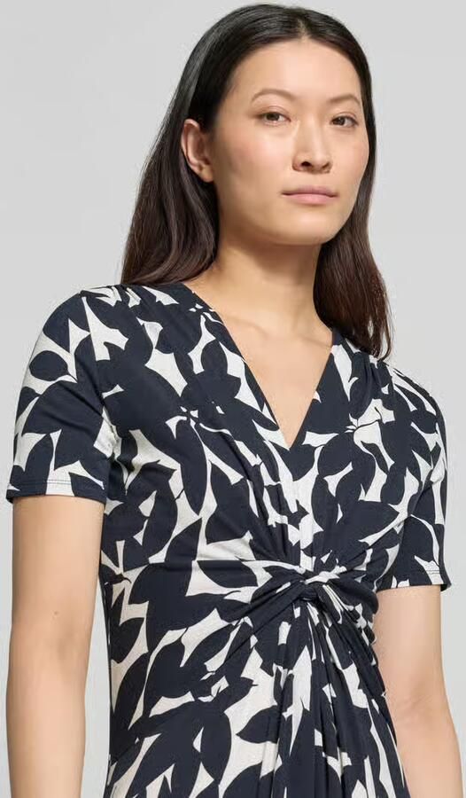 Betty Barclay midi-jurk met knoopdetail en V-hals