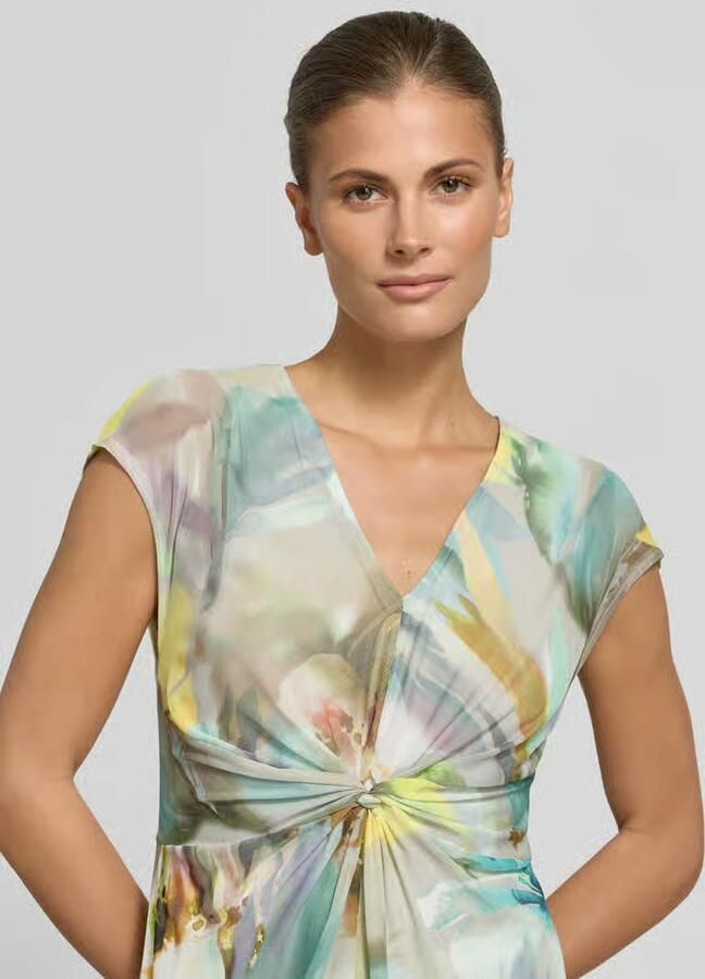 Betty Barclay mini-jurk met V-hals en knoopdetail