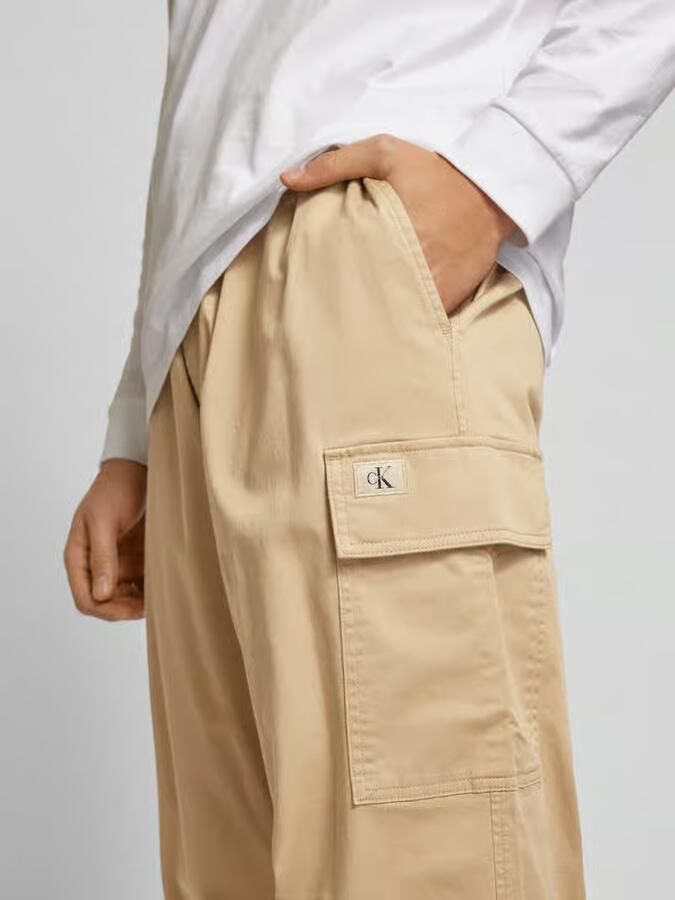 Calvin Klein Jeans Regular fit cargobroek met elastische band - Foto 2