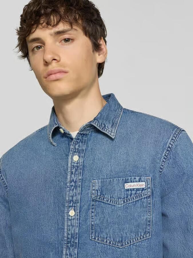 Calvin Klein Jeans Regular fit jeansoverhemd met borstzak en labeldetail - Foto 3
