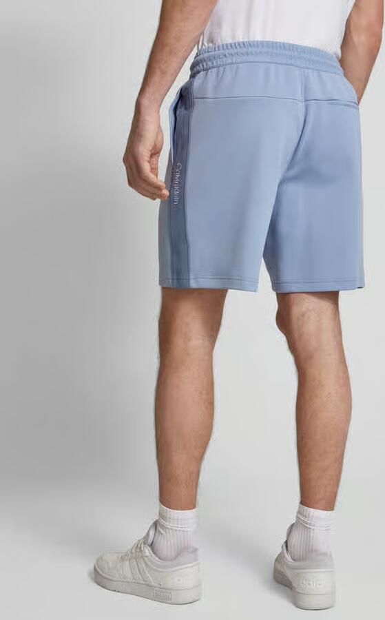Calvin Klein Jeans Regular fit korte broek met gestileerde opening