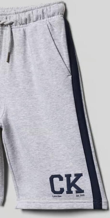 Calvin Klein Jeans relaxed fit sweatshorts van katoenmix model 'VARSITY' - Foto 4