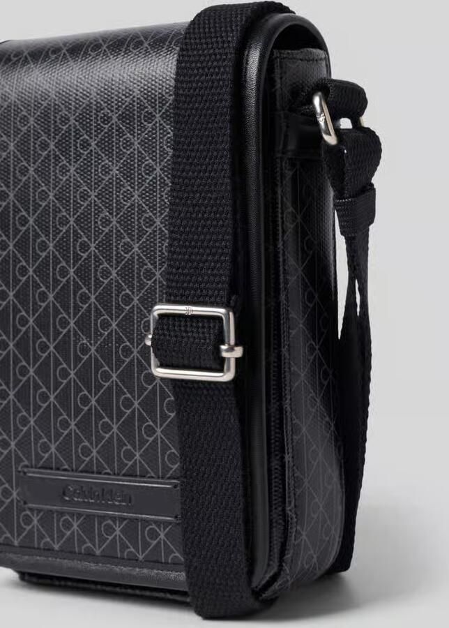 CK Calvin Klein gsm-zakje met all-over motief model 'EMBLEM AOP'