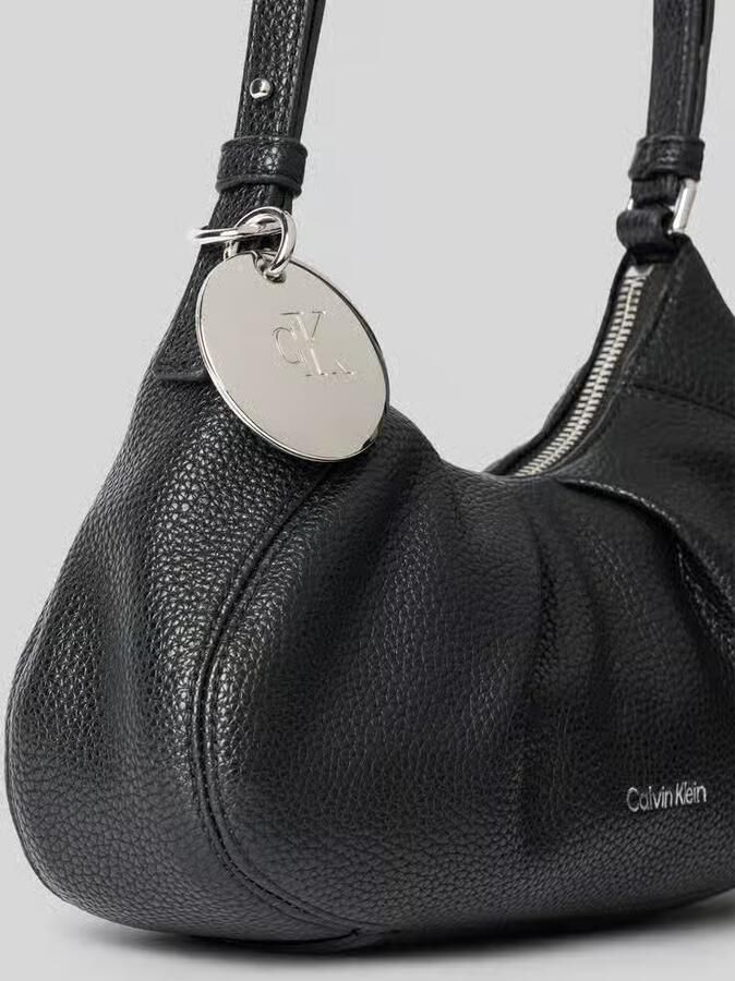 CK Calvin Klein Handtas met label in reliëf model 'ENGRAVED HW SMALL BAG'