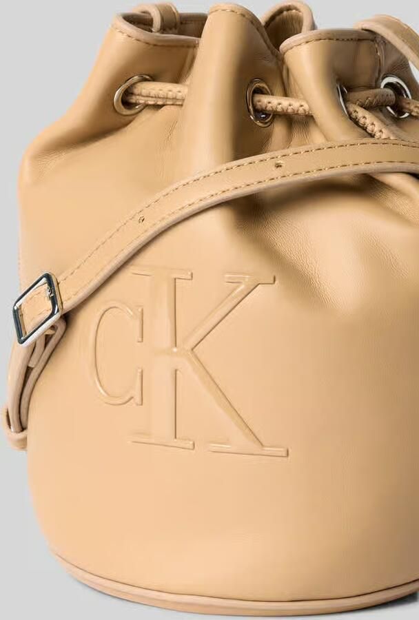 Calvin Klein Jeans Handtas BOLD CK SMALL BUCKET BAG LV04F3640G