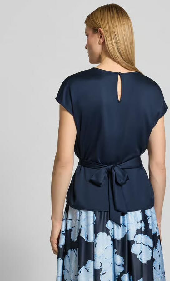 Christian Berg Cocktail Blouseshirt met ronde hals en strikceintuur - Foto 3