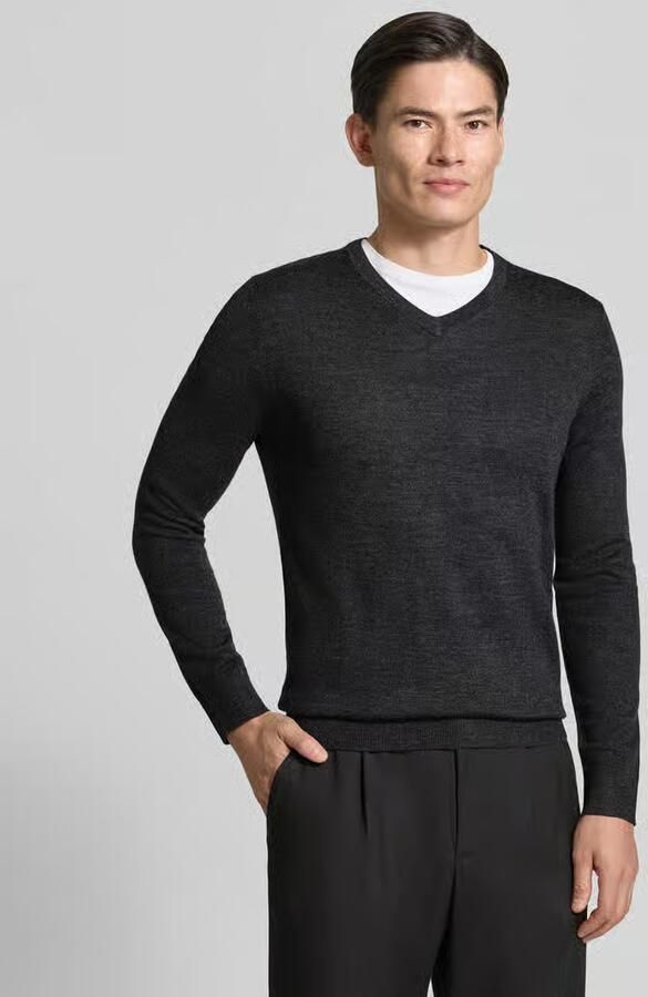 Christian Berg Men Gebreide pullover van wolmix met v-hals - Foto 2