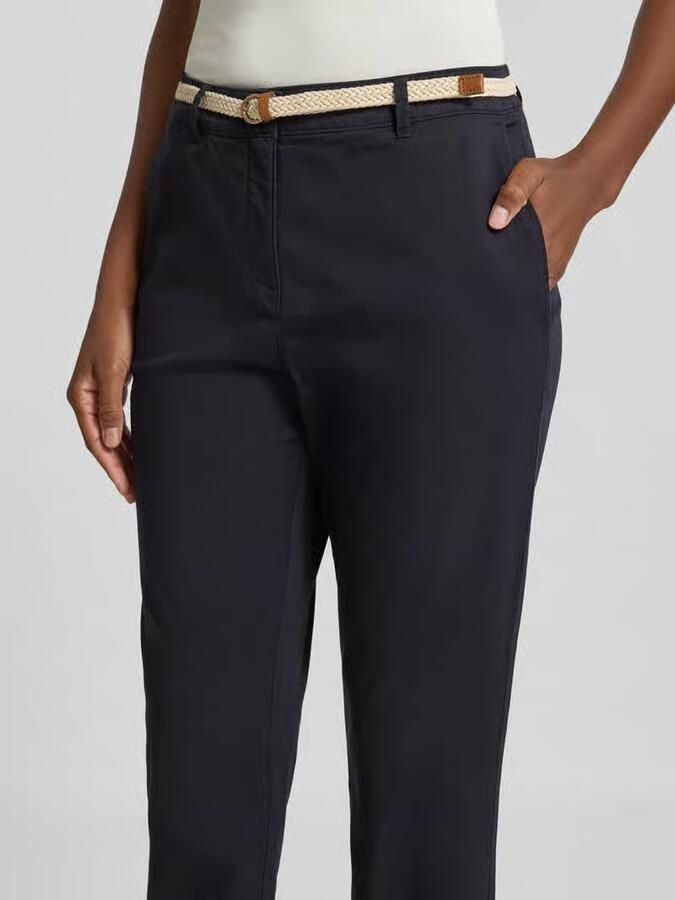 Christian Berg Woman chino met riem en achterzakken