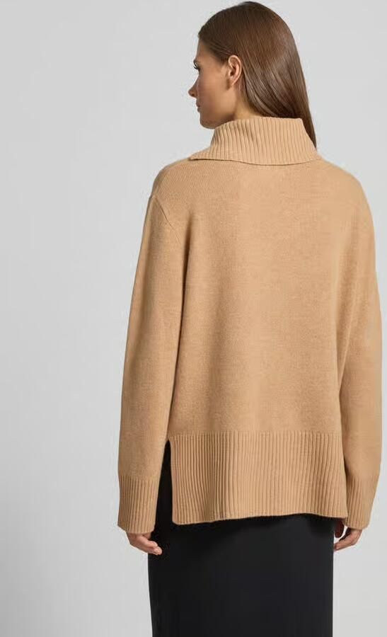 Christian Berg Woman Gebreide pullover van lanawol met col en zijsplitten