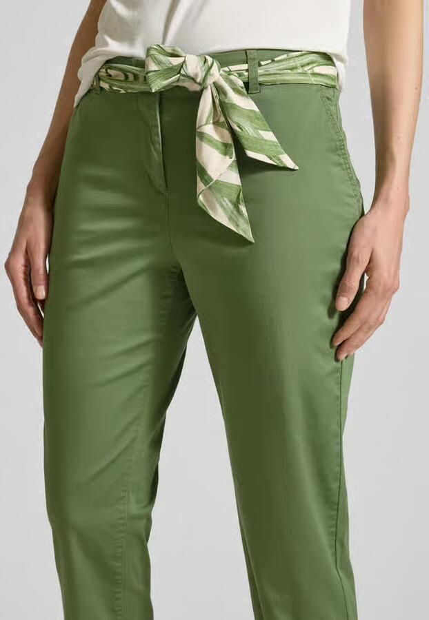 Christian Berg Woman Chino met stoffen riem model 'Sateen'