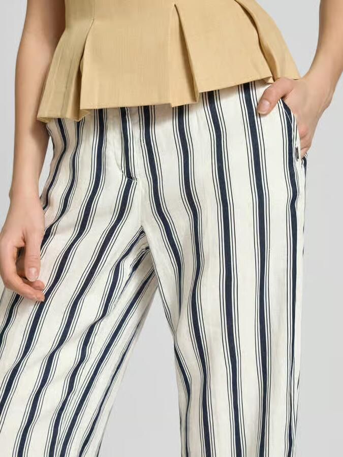 Christian Berg Woman straight fit linnen broek in verkorte pasvorm