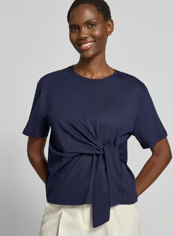 Christian Berg Woman T-shirt met knoopdetail en ronde hals