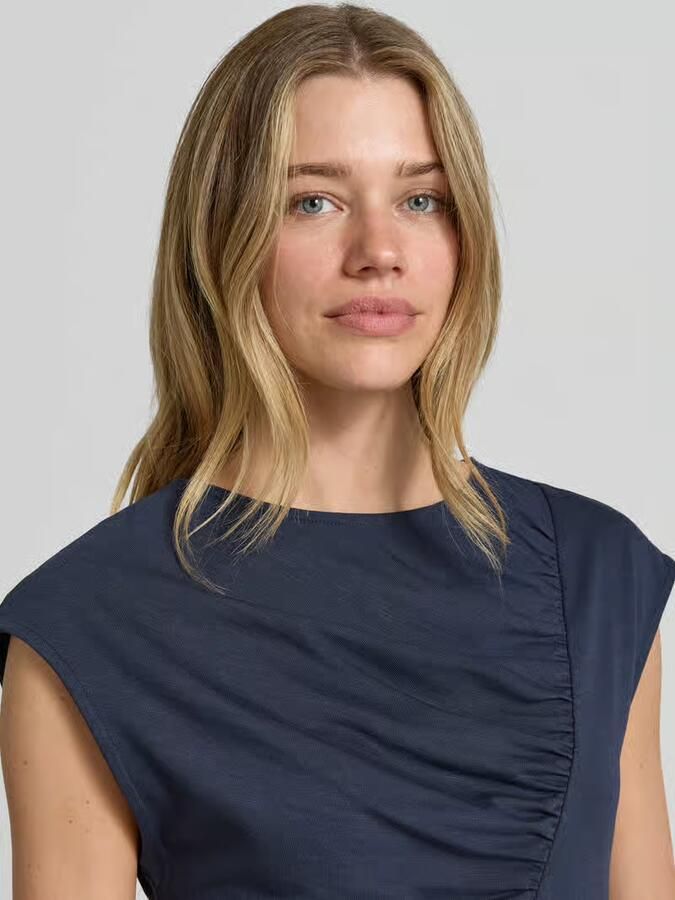 Christian Berg Woman T-shirt met ronde hals en draperieën