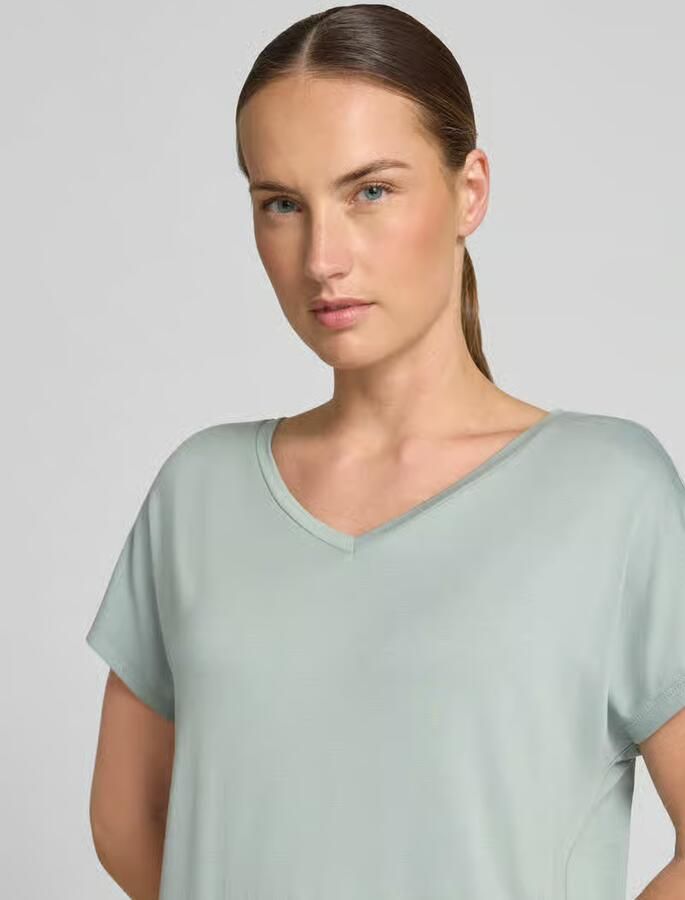 Christian Berg Woman T-shirt van mix van viscose en elastaan met v-hals