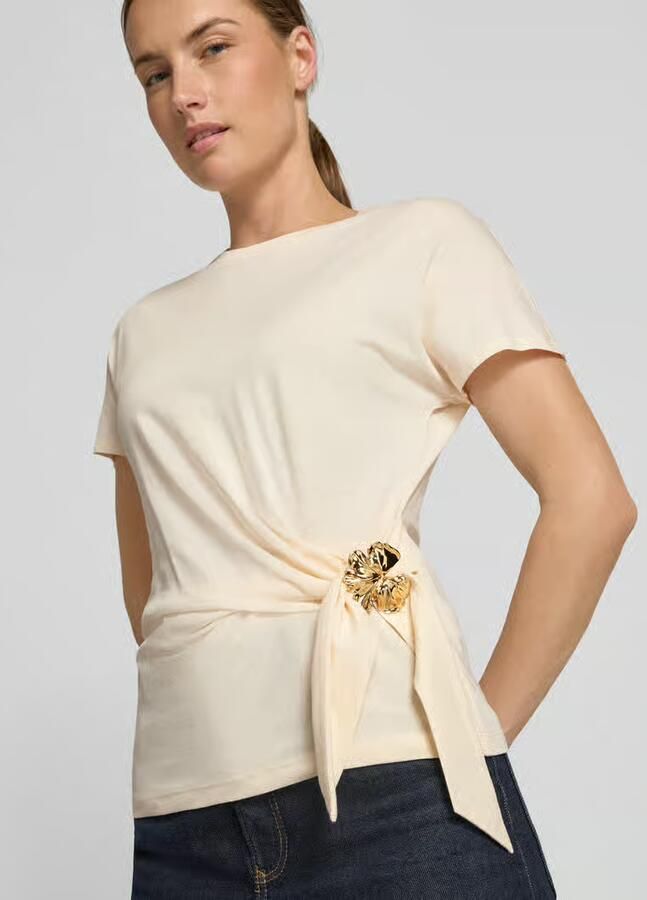 Christian Berg Woman Selection T-shirt in wikkellook met broche