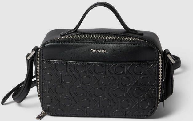 Calvin Klein Crossbody bags Ck Must Camera Bag Sm Emb Mono in zwart