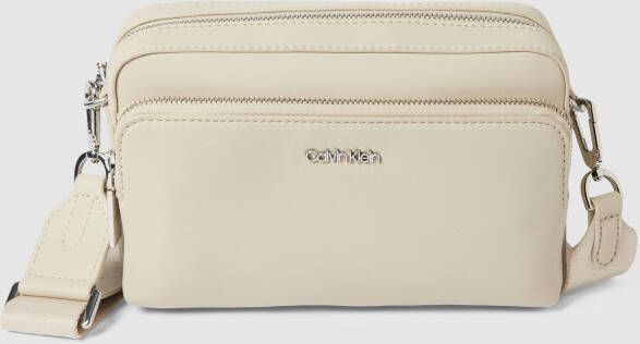 Calvin Klein Crossbody bags Ck Must Camera Bag W Pckt Large in crème - Foto 4