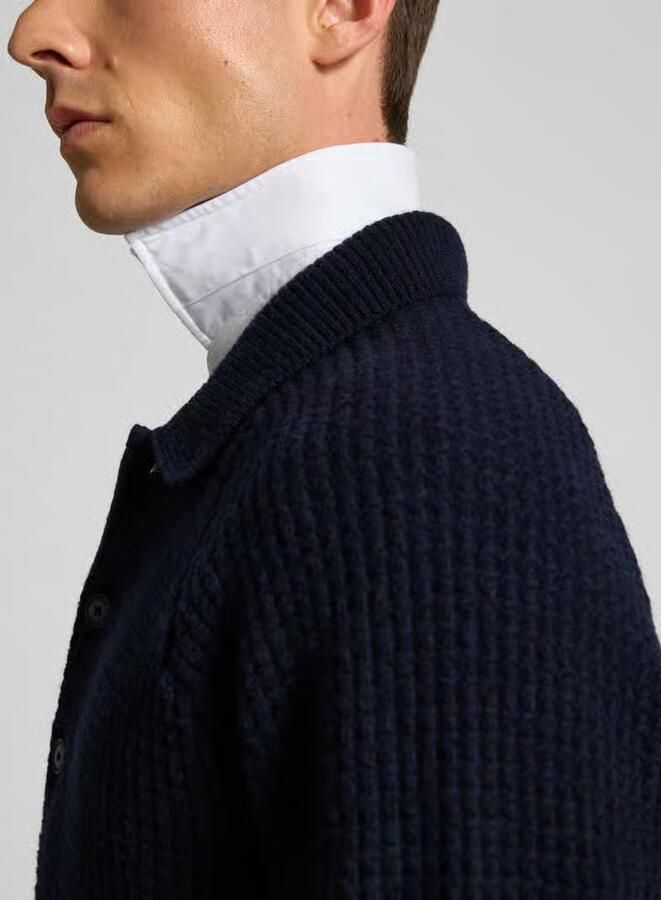 Closed Pullover in gebreide look met polokraag