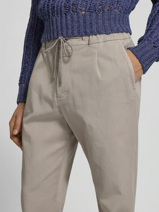 Closed slim fit stoffen broek met tunnelkoord