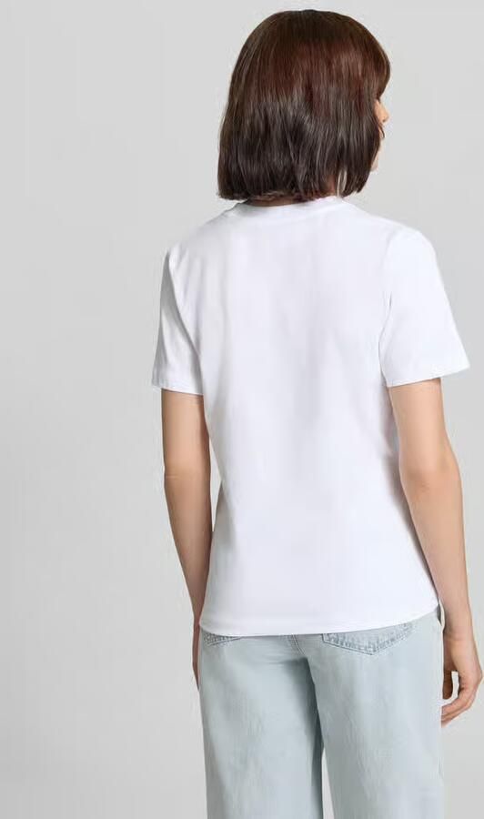 Closed t-shirt met labelpatch en ronde hals