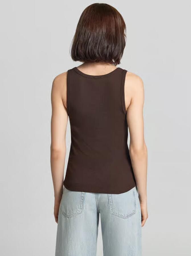 Closed Tanktop in riblook met ronde hals