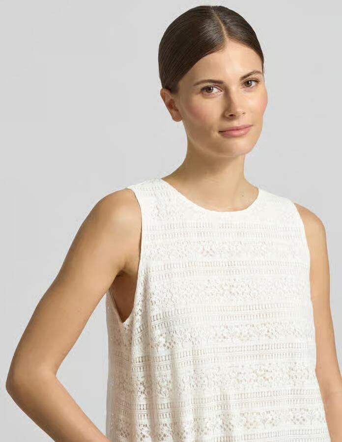 Comma Blousetop van kant met ronde halsuitsnijding