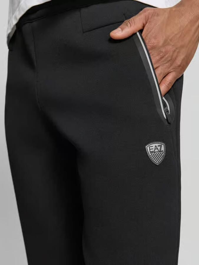 EA7 Emporio Armani Relaxed fit sweatpants met logo-applicatie model 'Train'