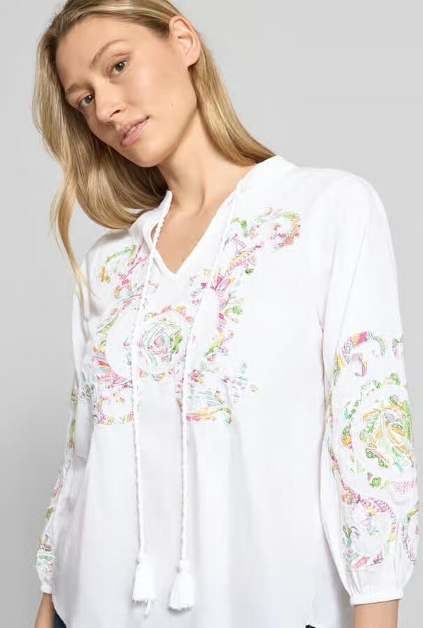 Emily Van den Bergh Blouse met druppelvormige hals en vetersluiting