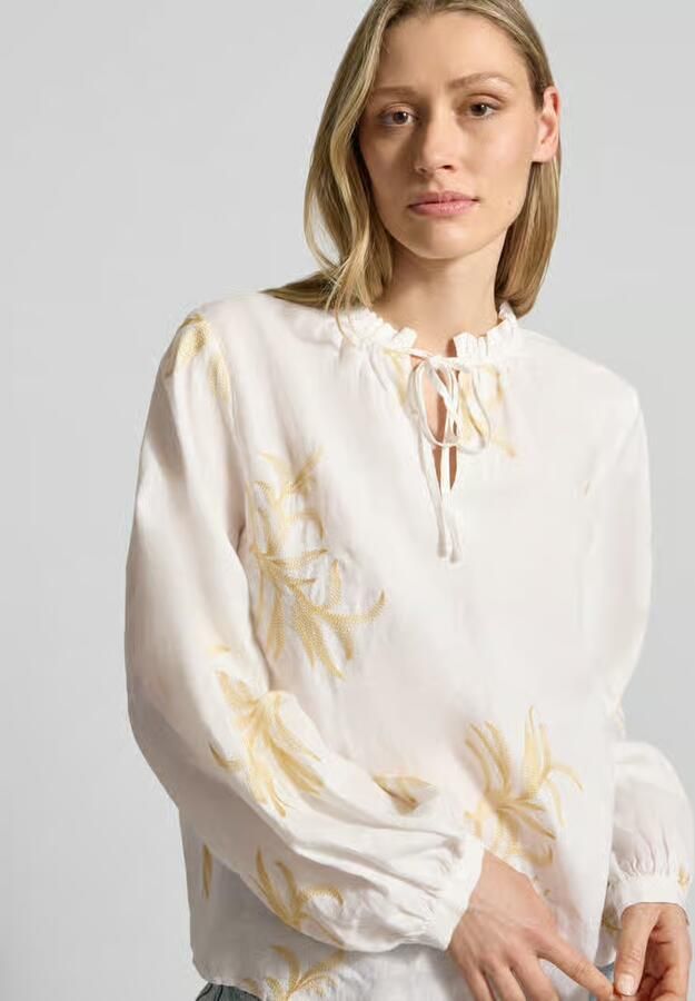 Emily Van den Bergh Blouse met serafinokraag en vetersluiting