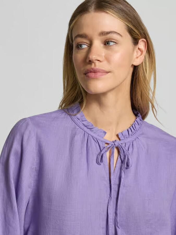 Emily Van den Bergh linnen blouse met serafinokraag en vetersluiting