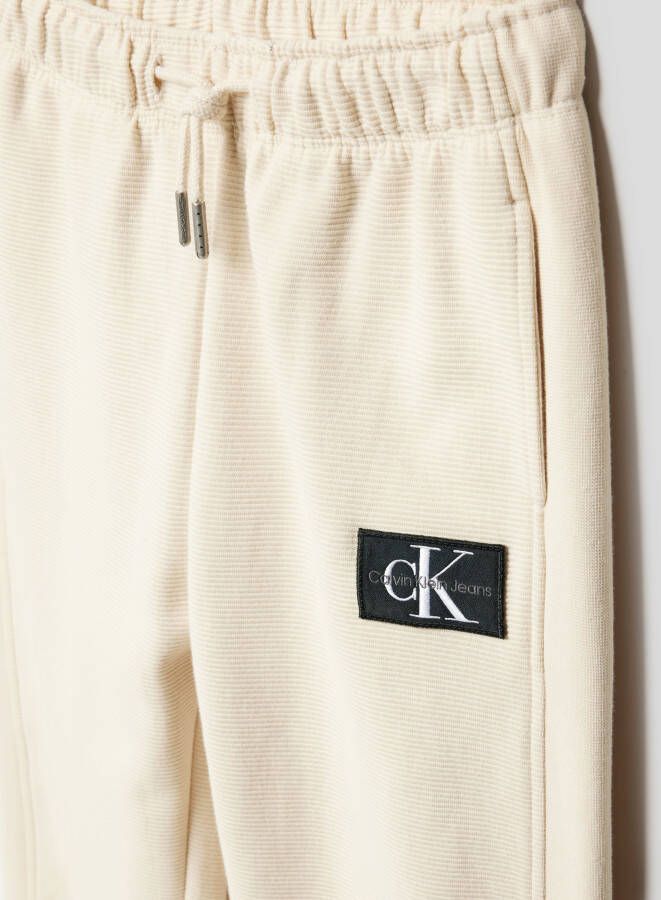 Calvin Klein Jeans Sweatpants met labelpatch model 'TEXTURED BADGE SWEATPANTS'