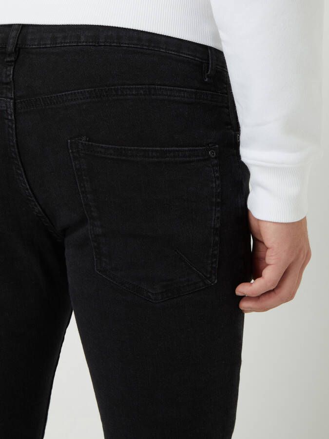 REVIEW Jeans met labelpatch