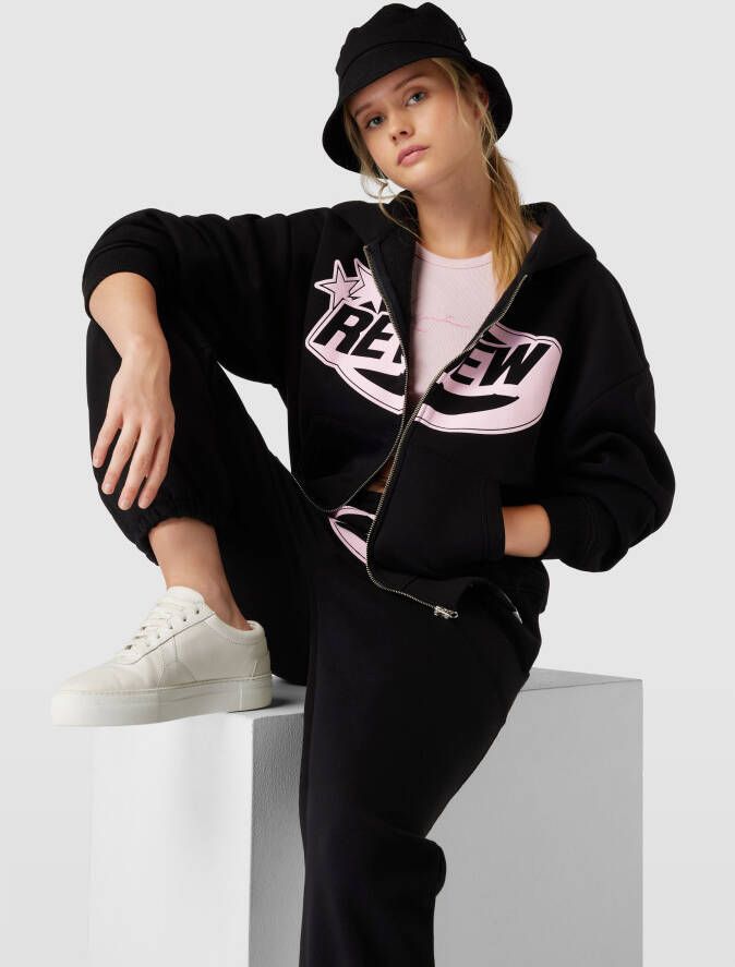 REVIEW Sweatpants met labelprint