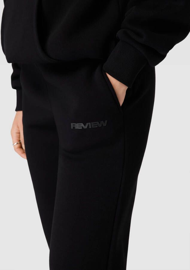 REVIEW Sweatpants met labelprint
