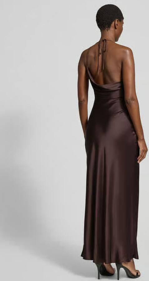 Forever New Avondjurk met cascadehals model 'Aria'