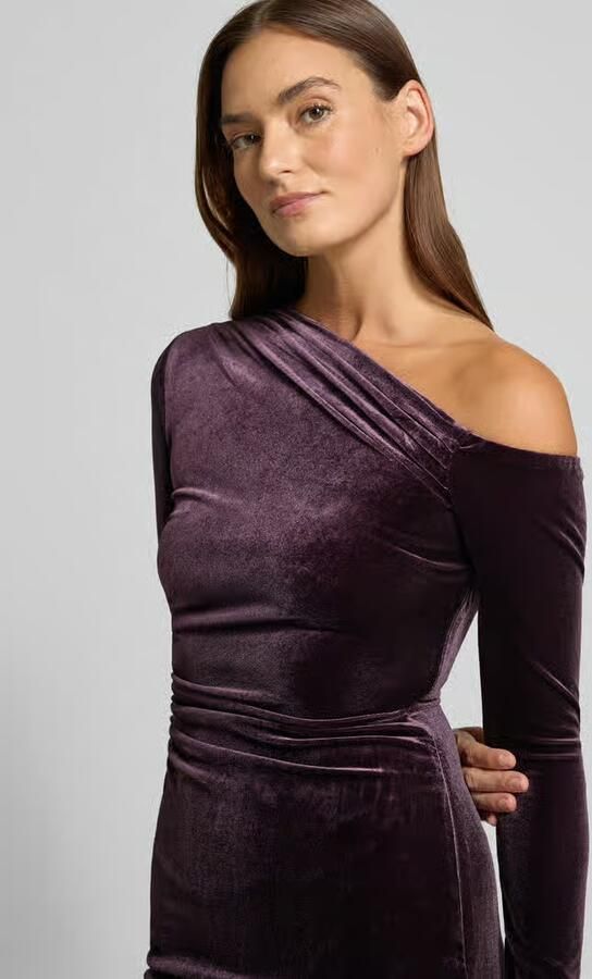 Forever New Cocktailjurk van fluweel in asymmetrische look model 'Angelina'