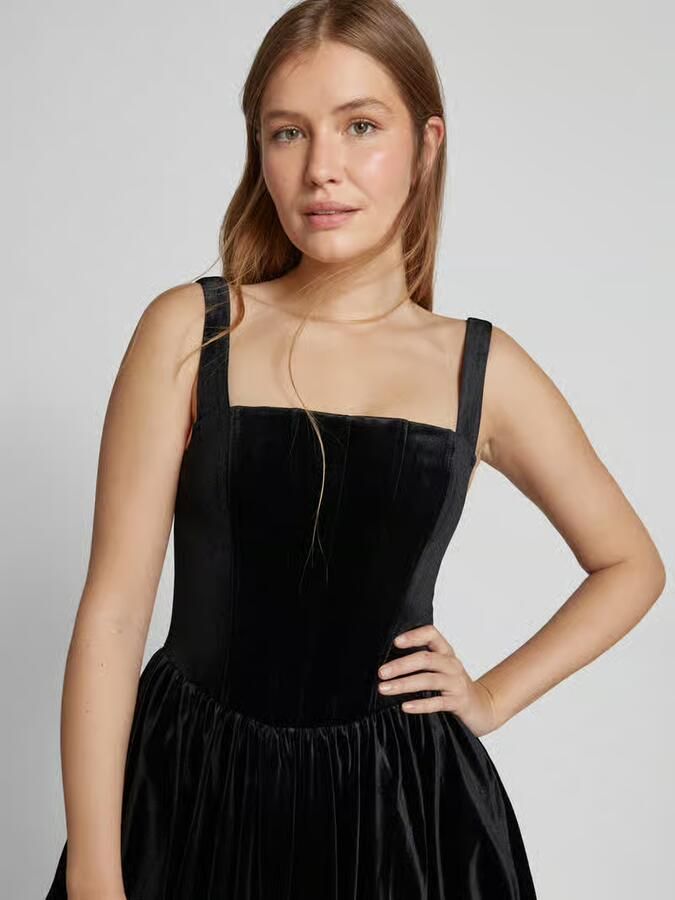 Forever New Getailleerde bubble-cocktailjurk van fluweel met vierkante hals