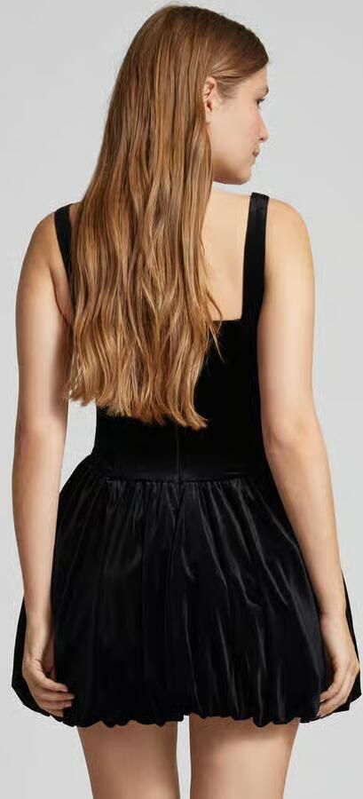 Forever New Getailleerde bubble-cocktailjurk van fluweel met vierkante hals - Foto 4