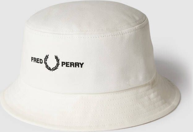Fred Perry Vissershoedje met labelstitching model 'Graphic Branded Twill Buc'